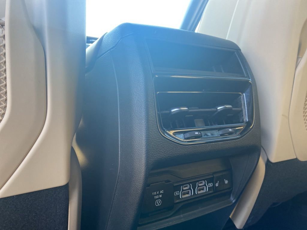 Used 2023 Jeep Grand Cherokee Limited w/ Black Appearance Package image 18