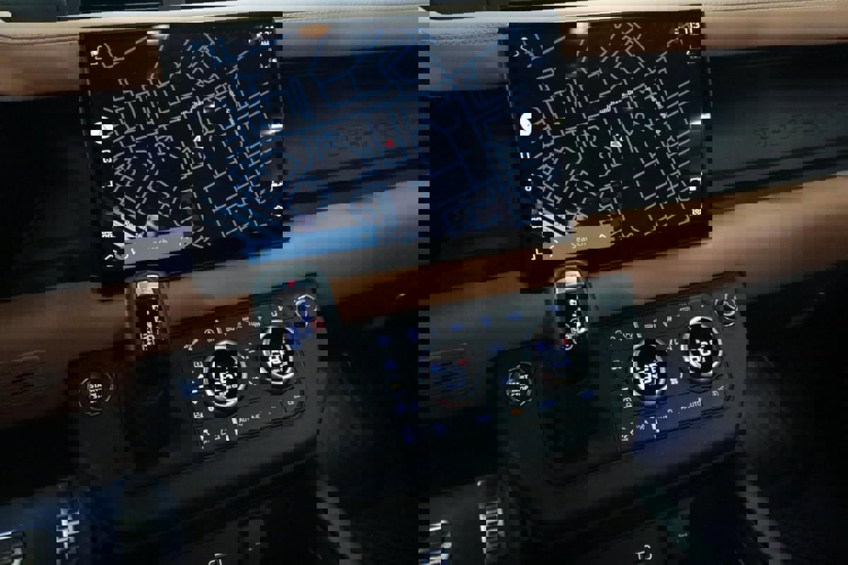 Used 2023 Land Rover Defender 110 V8 image 26