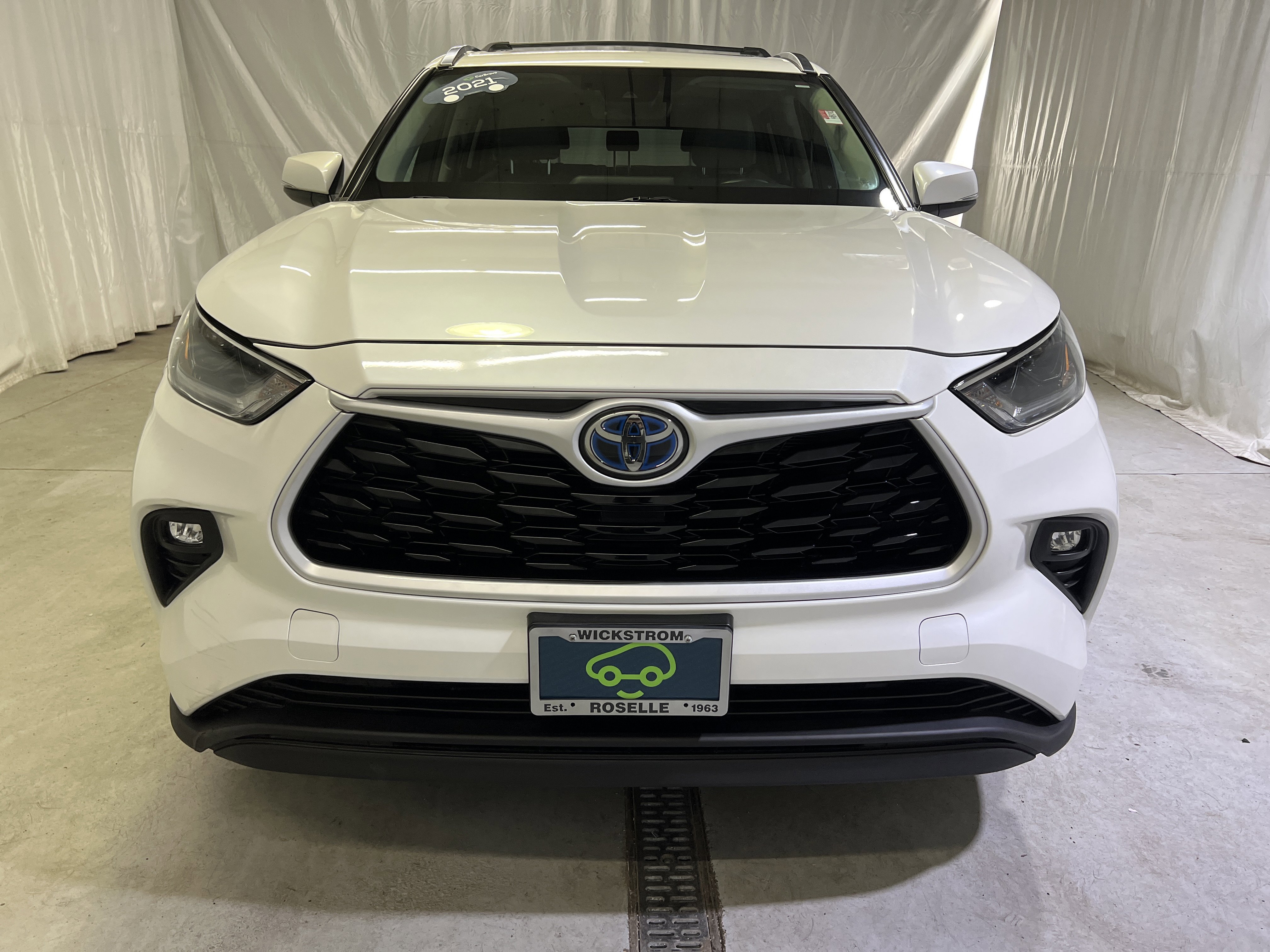 Used 2021 Toyota Highlander XLE AWD/4WD image 3