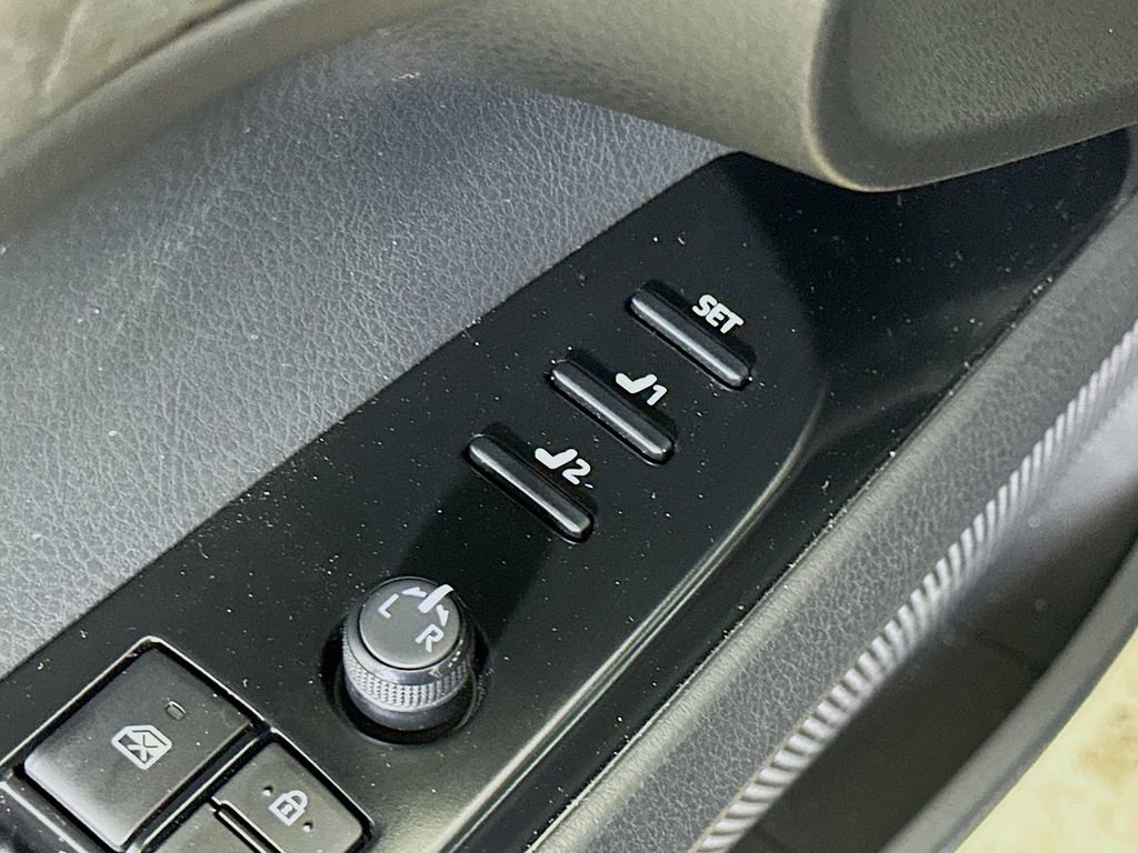 Used 2025 Toyota Camry XLE w/ Premium Package image 21