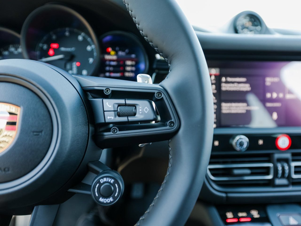 Certified 2026 Porsche Macan Turbo AWD/4WD image 16