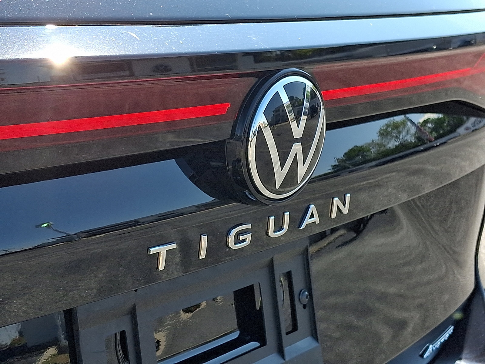 New 2025 Volkswagen Tiguan SE image 13