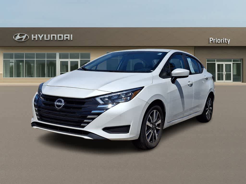 Used 2025 Nissan Versa SV image 1