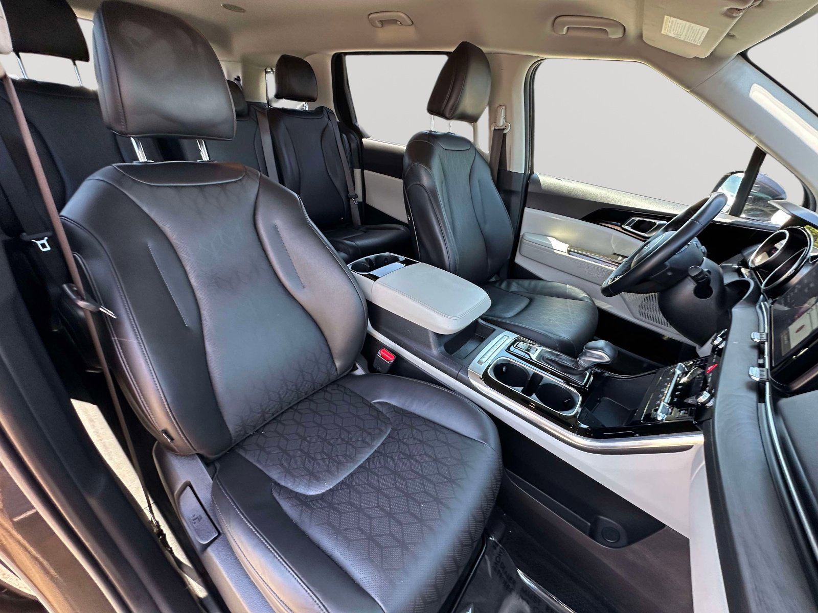 Used 2024 Kia Carnival EX FWD image 20