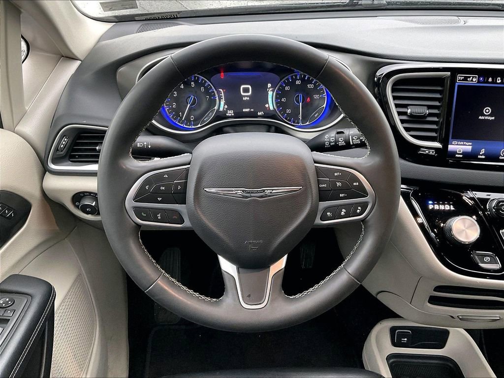 Used 2023 Chrysler Pacifica Touring-L FWD image 18