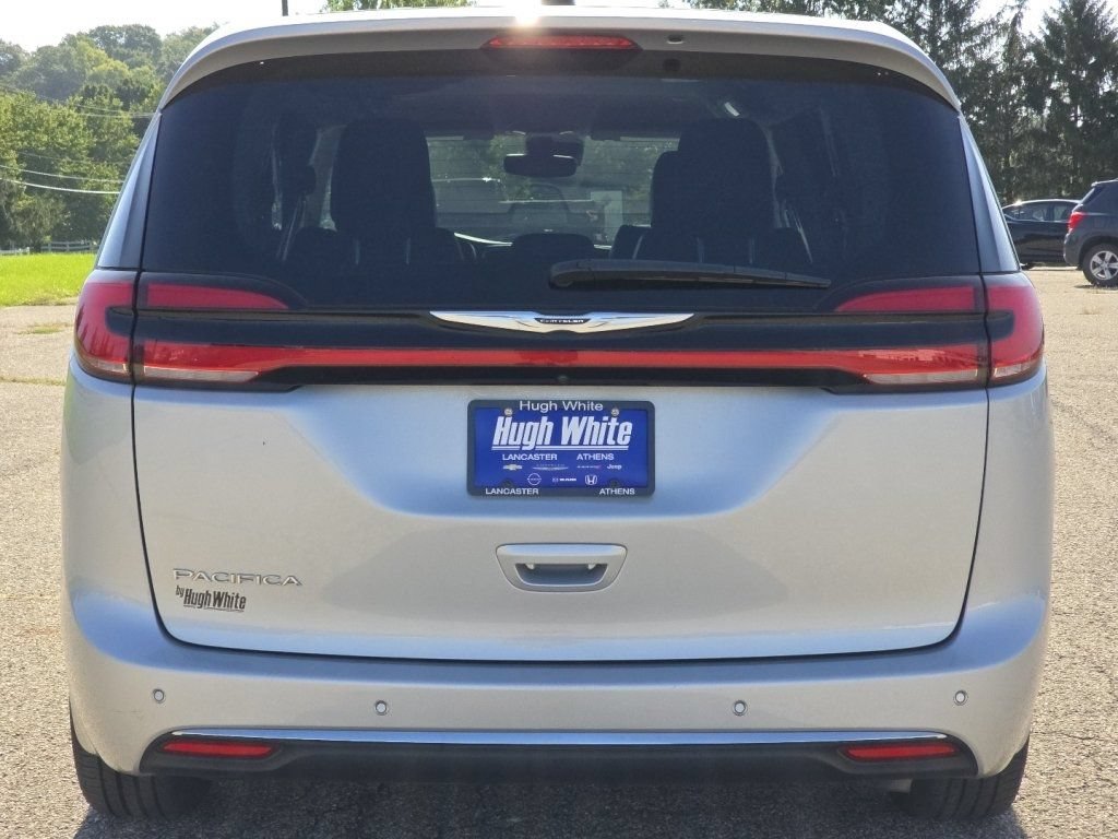 Used 2024 Chrysler Pacifica Touring-L FWD image 18