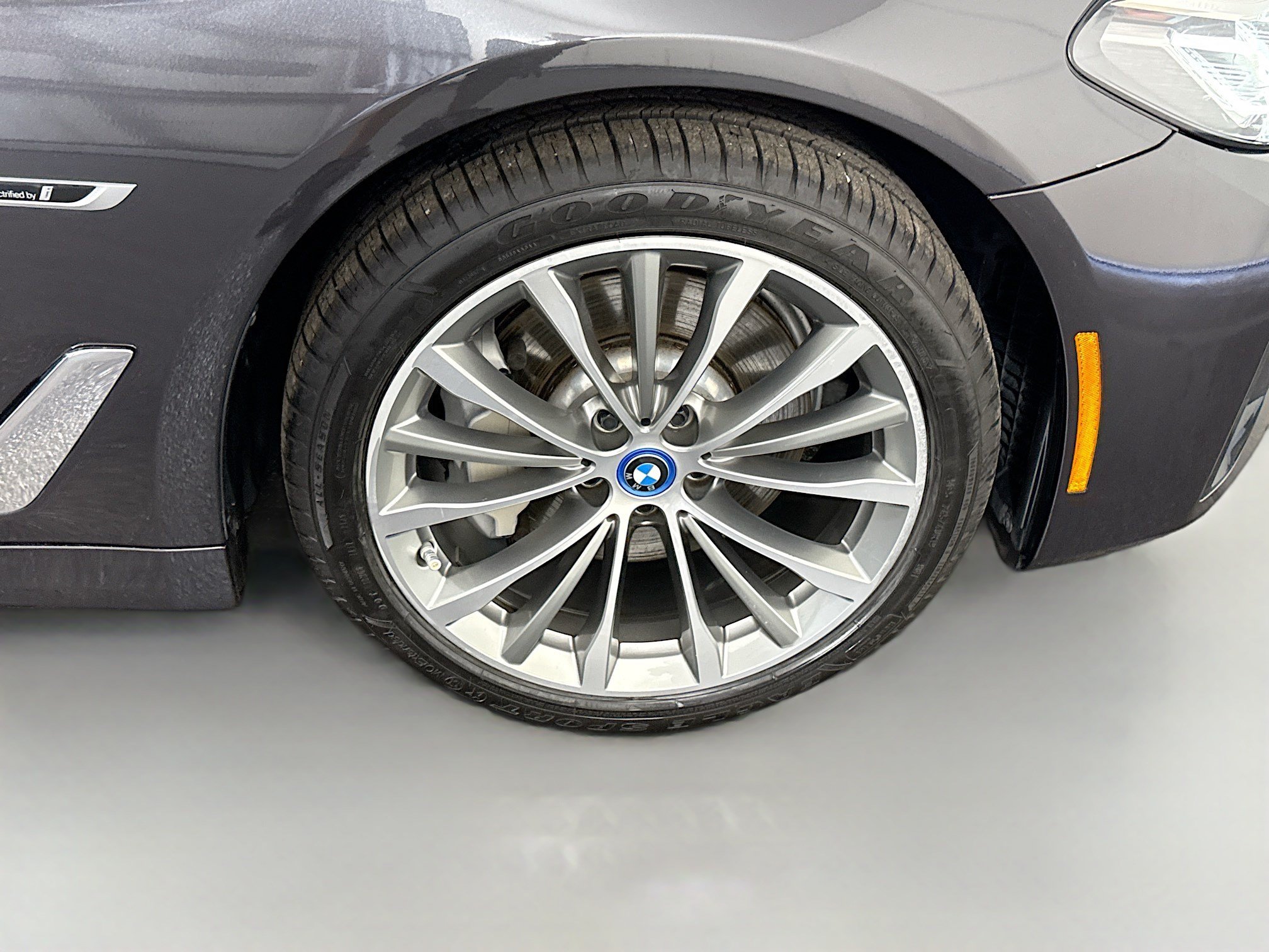 Used 2023 BMW 530e w/ Executive Package RWD image 32