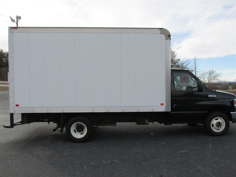 Used 2016 Ford E-350 and Econoline 350 Super Duty RWD image 3