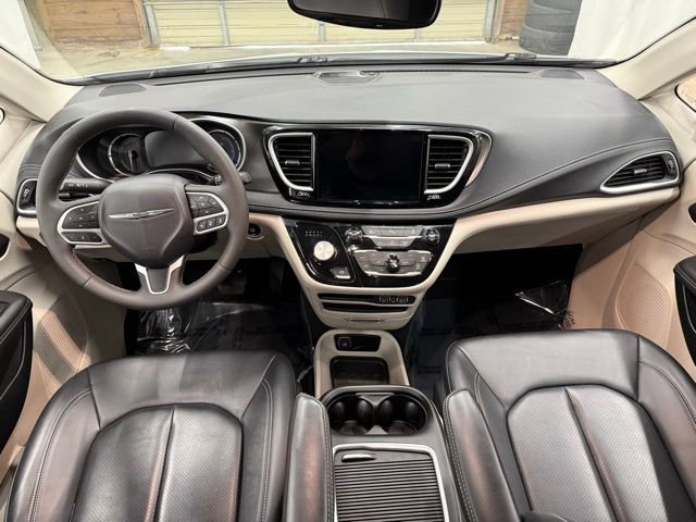 Used 2024 Chrysler Pacifica Select image 5