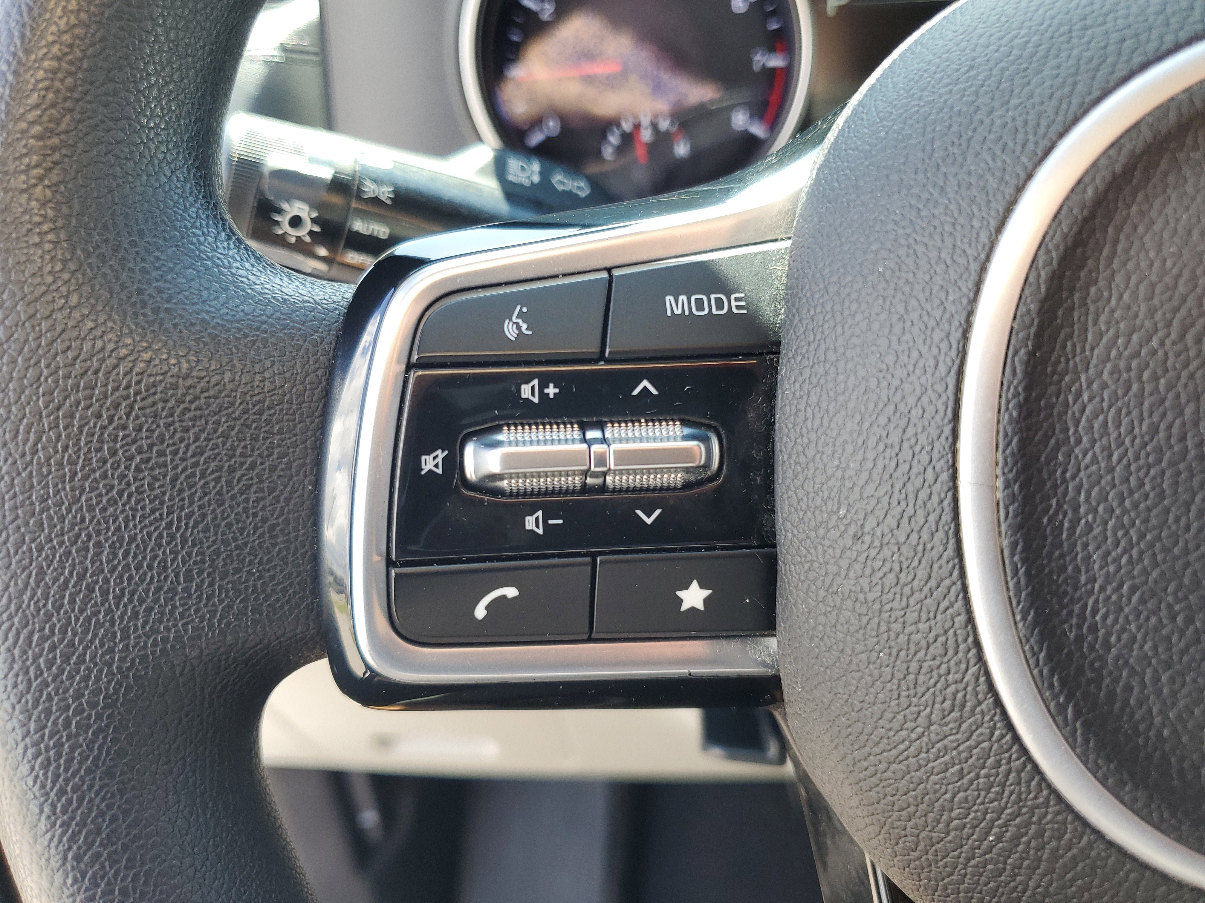 Used 2023 Kia Carnival LX image 16