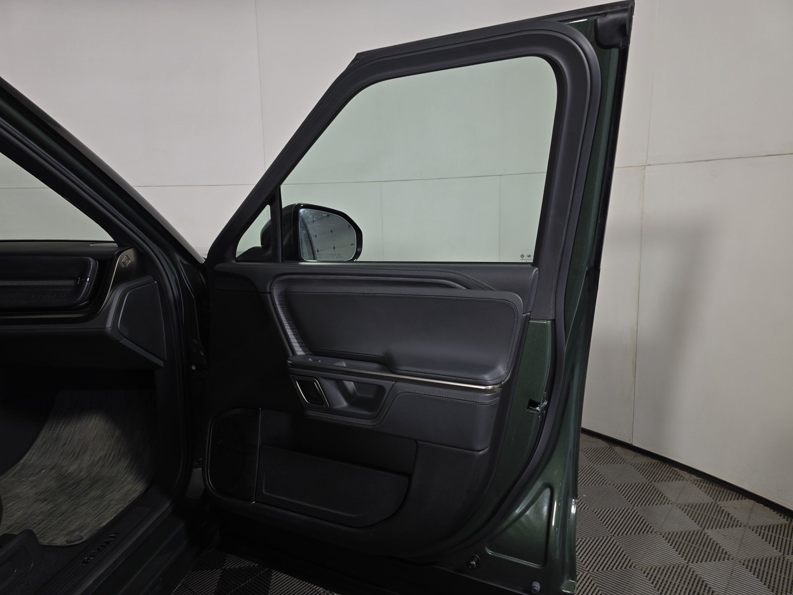 Used 2024 Rivian R1S Adventure AWD/4WD image 18