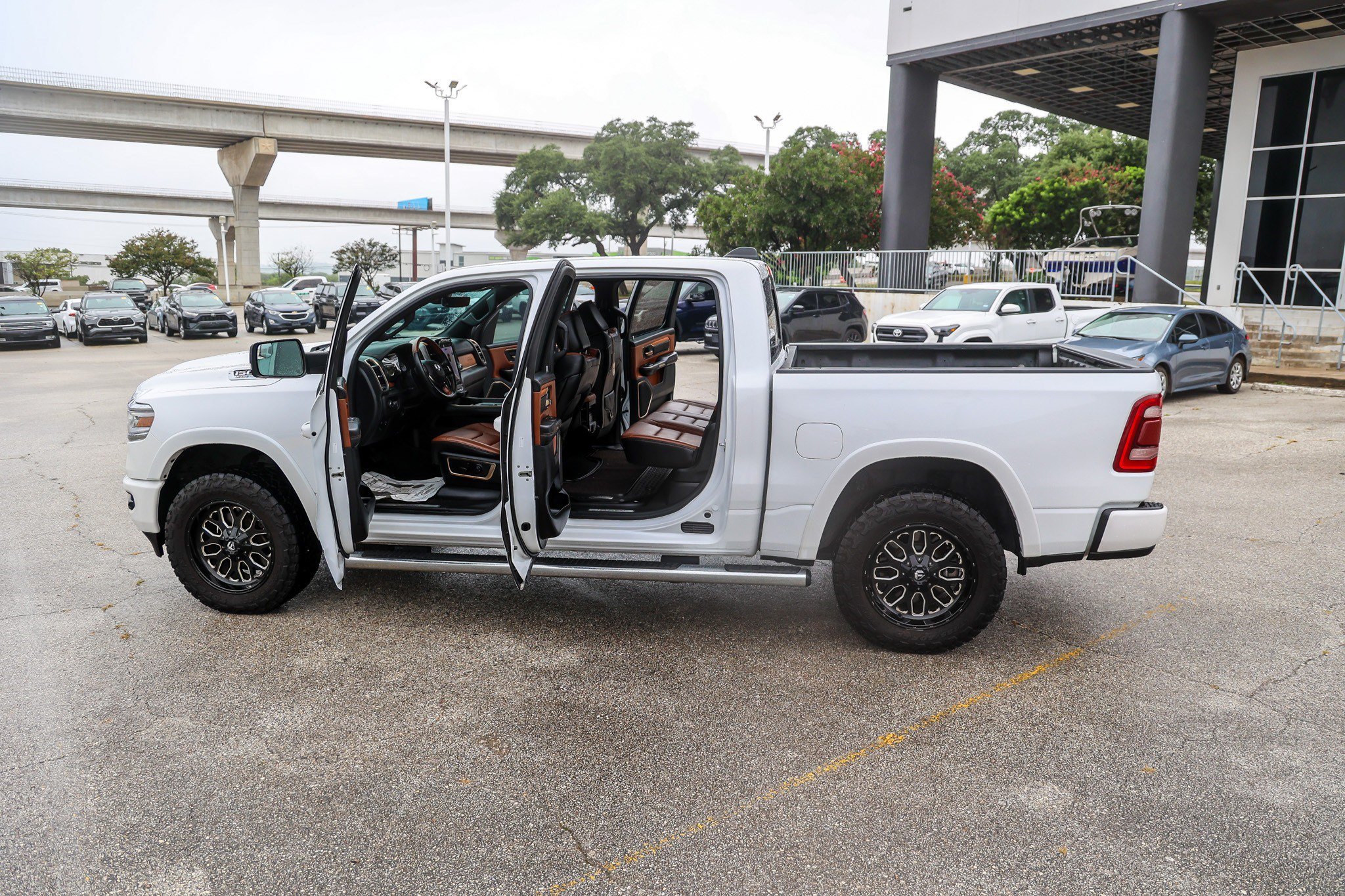 Used 2022 RAM 1500 Limited w/ Body Color Bumper Group AWD/4WD image 11