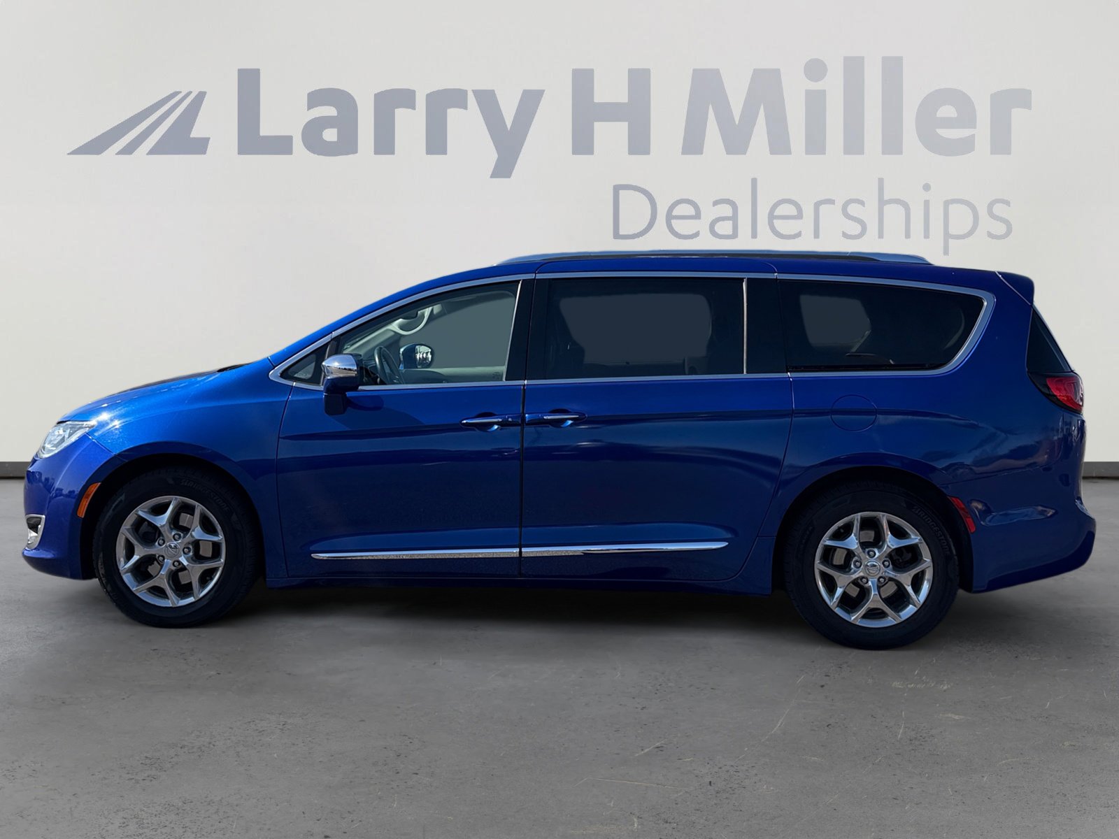 Used 2018 Chrysler Pacifica Limited FWD image 2