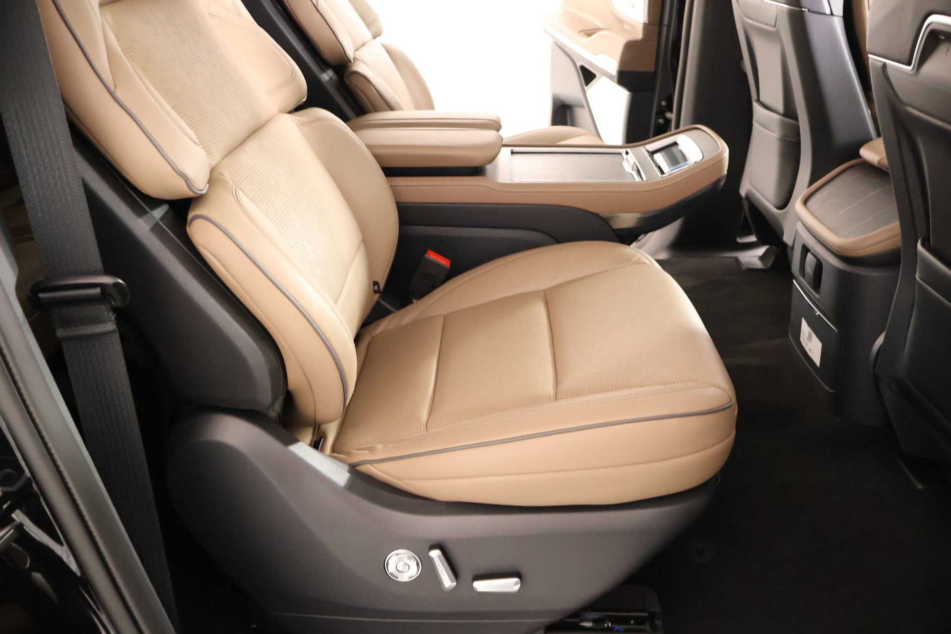 New 2026 Lincoln Navigator L Black Label AWD/4WD image 16