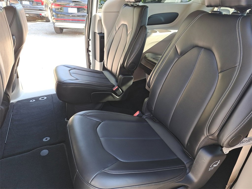 Used 2024 Chrysler Pacifica Touring-L image 14