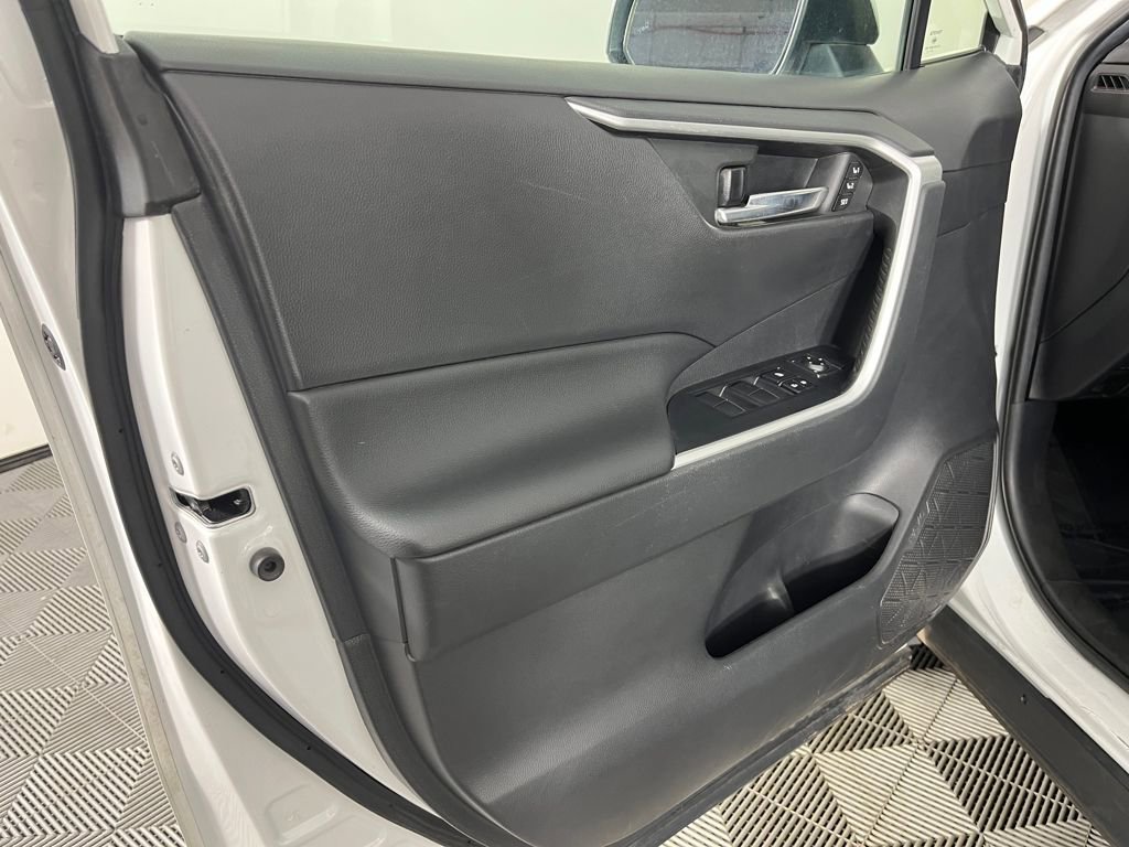 Used 2021 Toyota RAV4 XLE Premium image 10