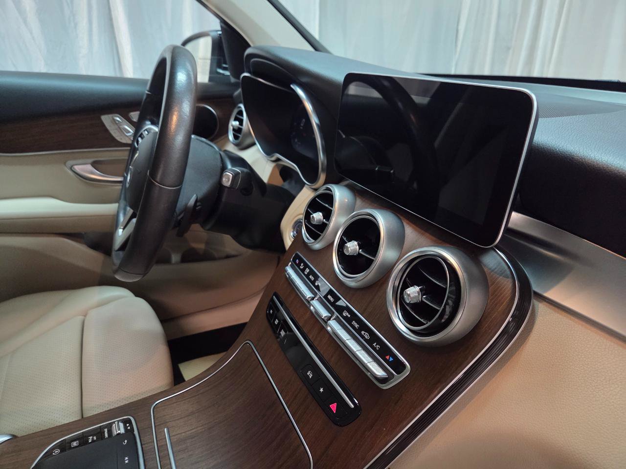 Used 2020 Mercedes-Benz GLC 300 4MATIC w/ Parking Assistance Package image 21