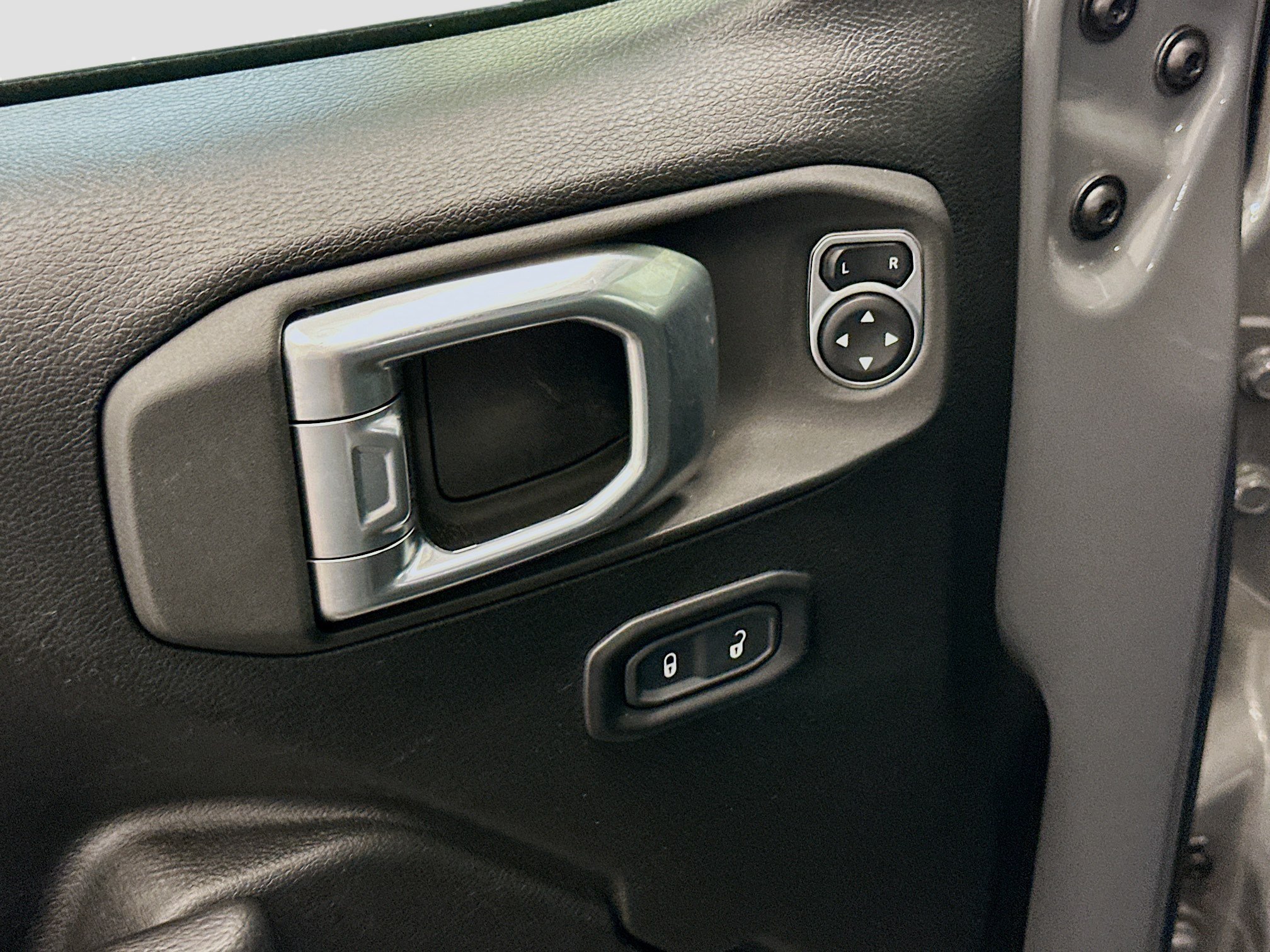 Used 2023 Jeep Wrangler Unlimited AWD/4WD image 15