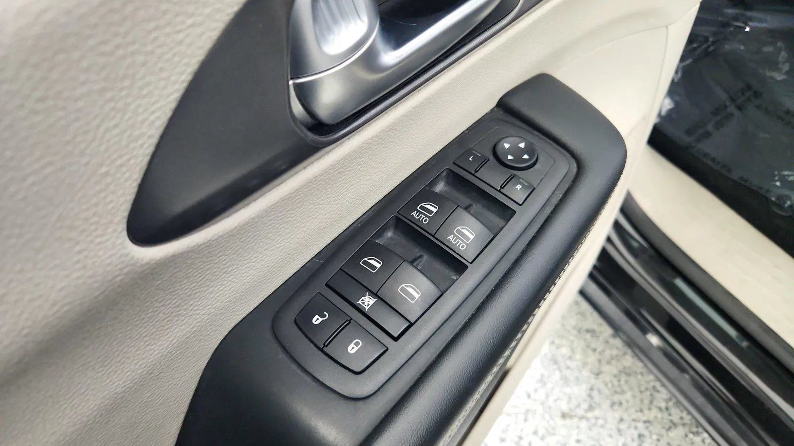 Used 2023 Chrysler Pacifica Touring-L FWD image 22