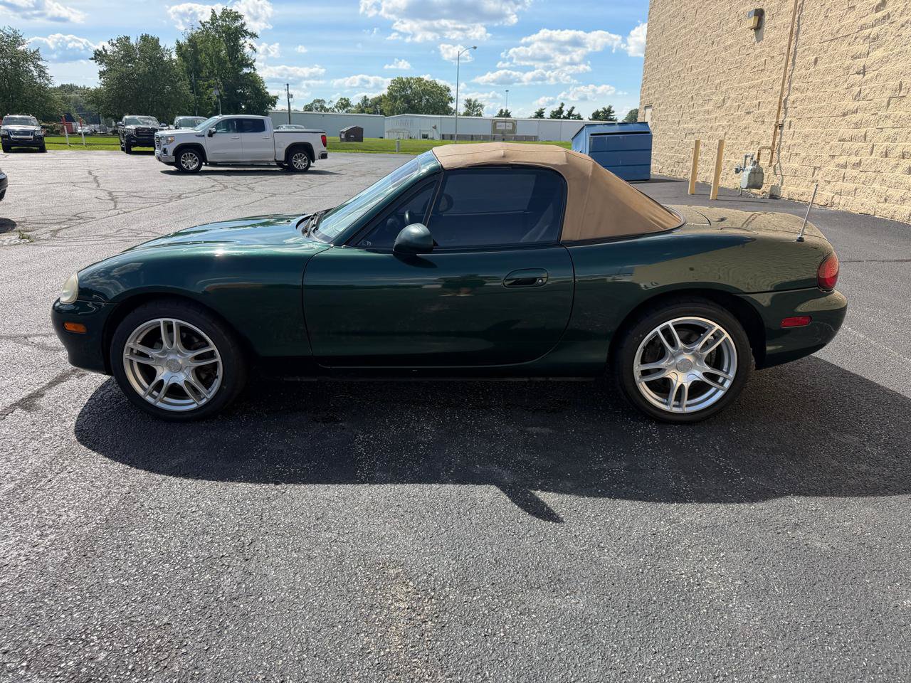 Used 2001 MAZDA MX-5 Miata RWD image 2