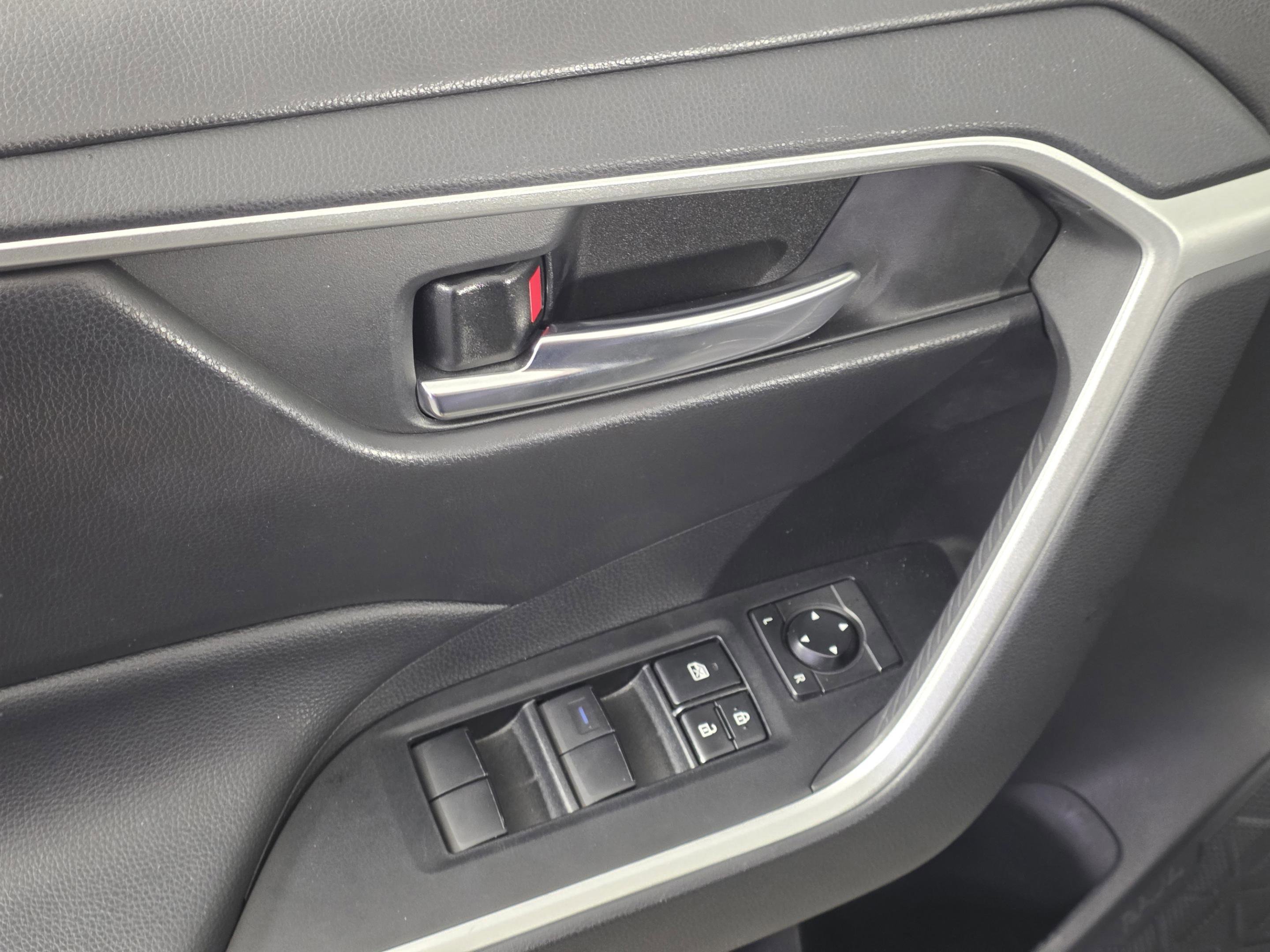 Used 2021 Toyota RAV4 XLE image 9