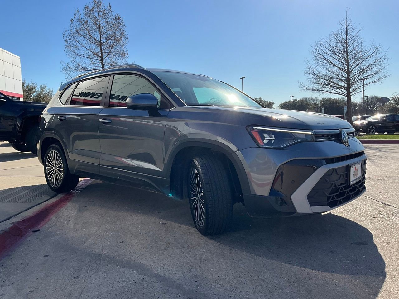 Used 2025 Volkswagen Taos SE image 4