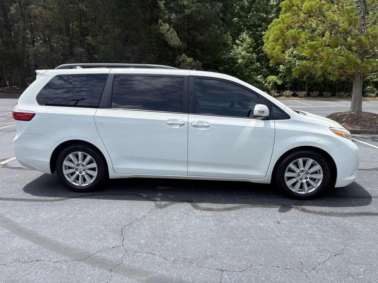 Used 2017 Toyota Sienna Limited Premium FWD image 2