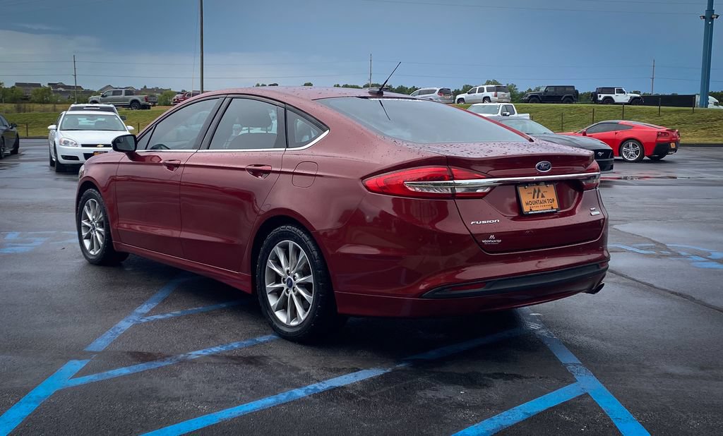 Used 2017 Ford Fusion SE w/ Fusion SE Technology Package FWD image 9