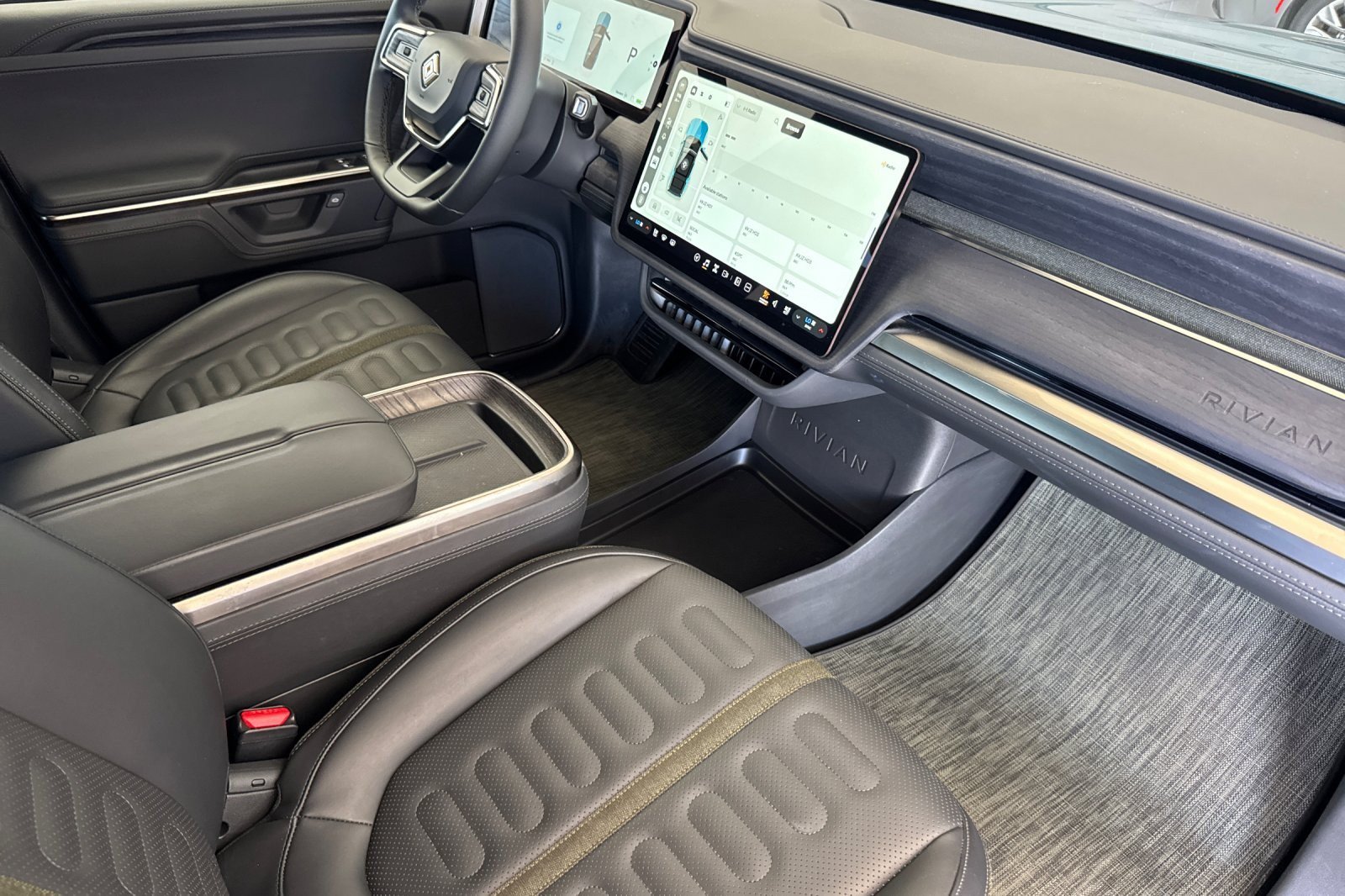 Used 2025 Rivian R1S Adventure Dual AWD/4WD image 16