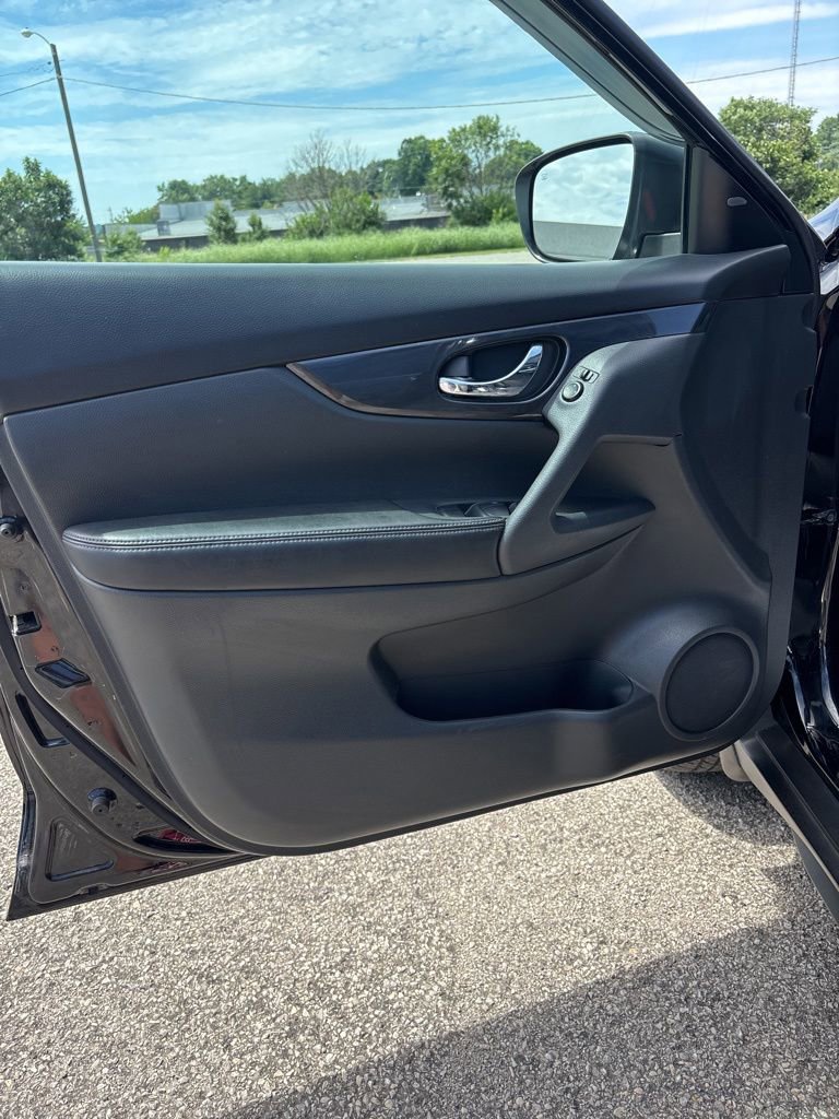 Used 2017 Nissan Rogue SV AWD/4WD image 16