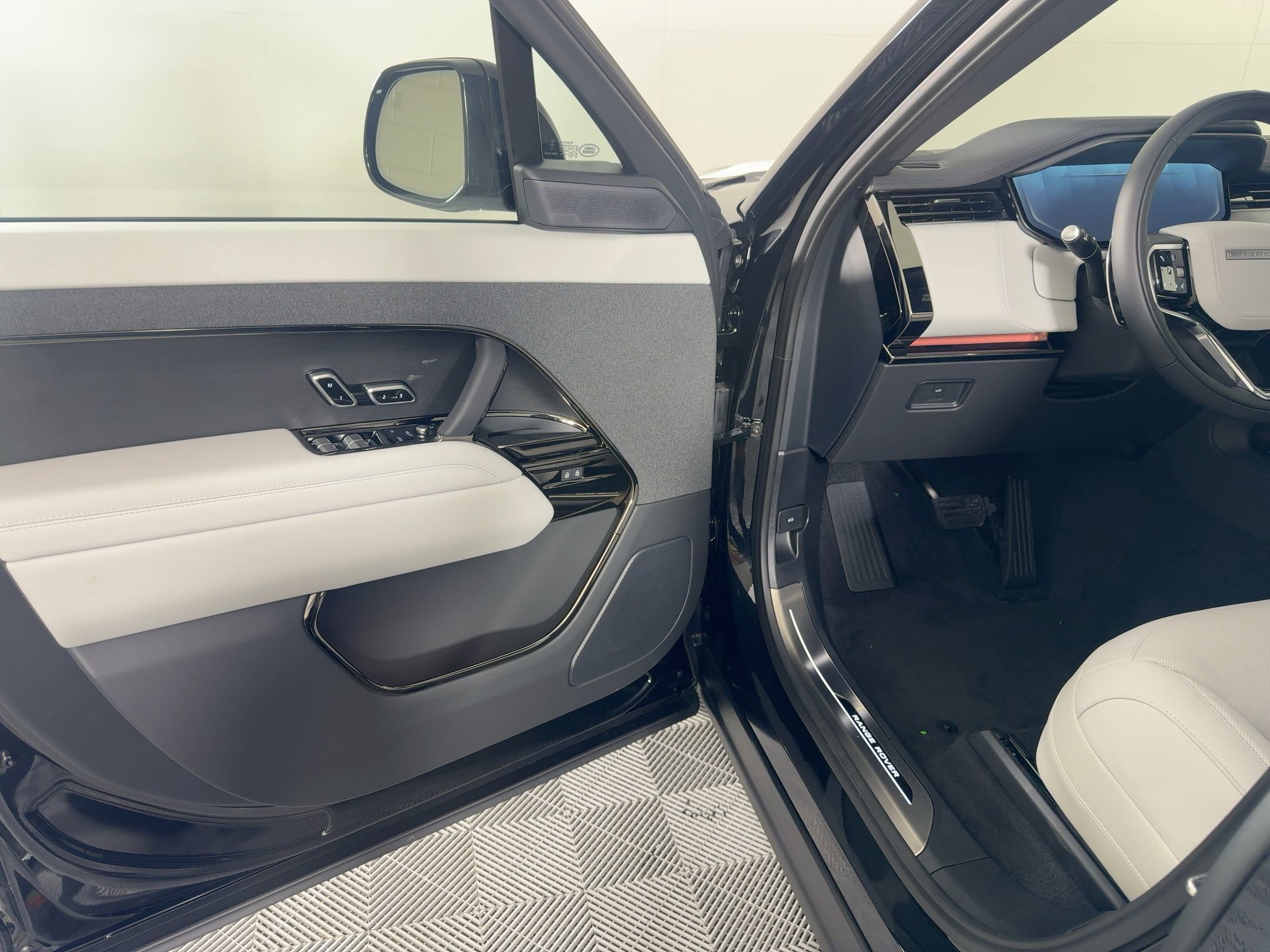 New 2025 Land Rover Range Rover Sport SE image 18