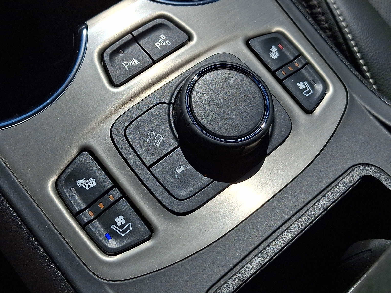 Used 2024 GMC Terrain Denali w/ Denali Premium Package AWD/4WD image 19