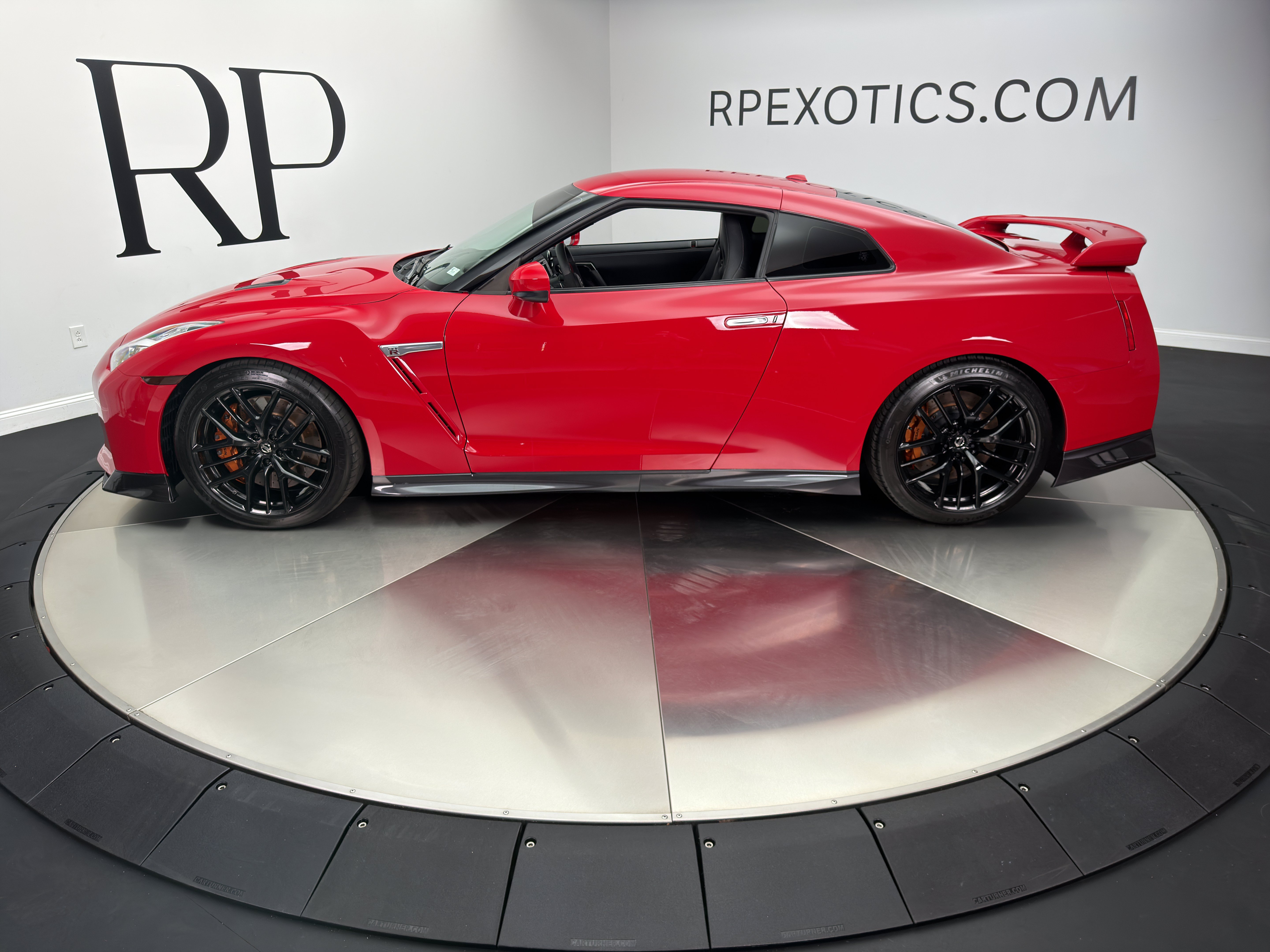 Used 2018 Nissan GT-R Premium AWD/4WD image 6