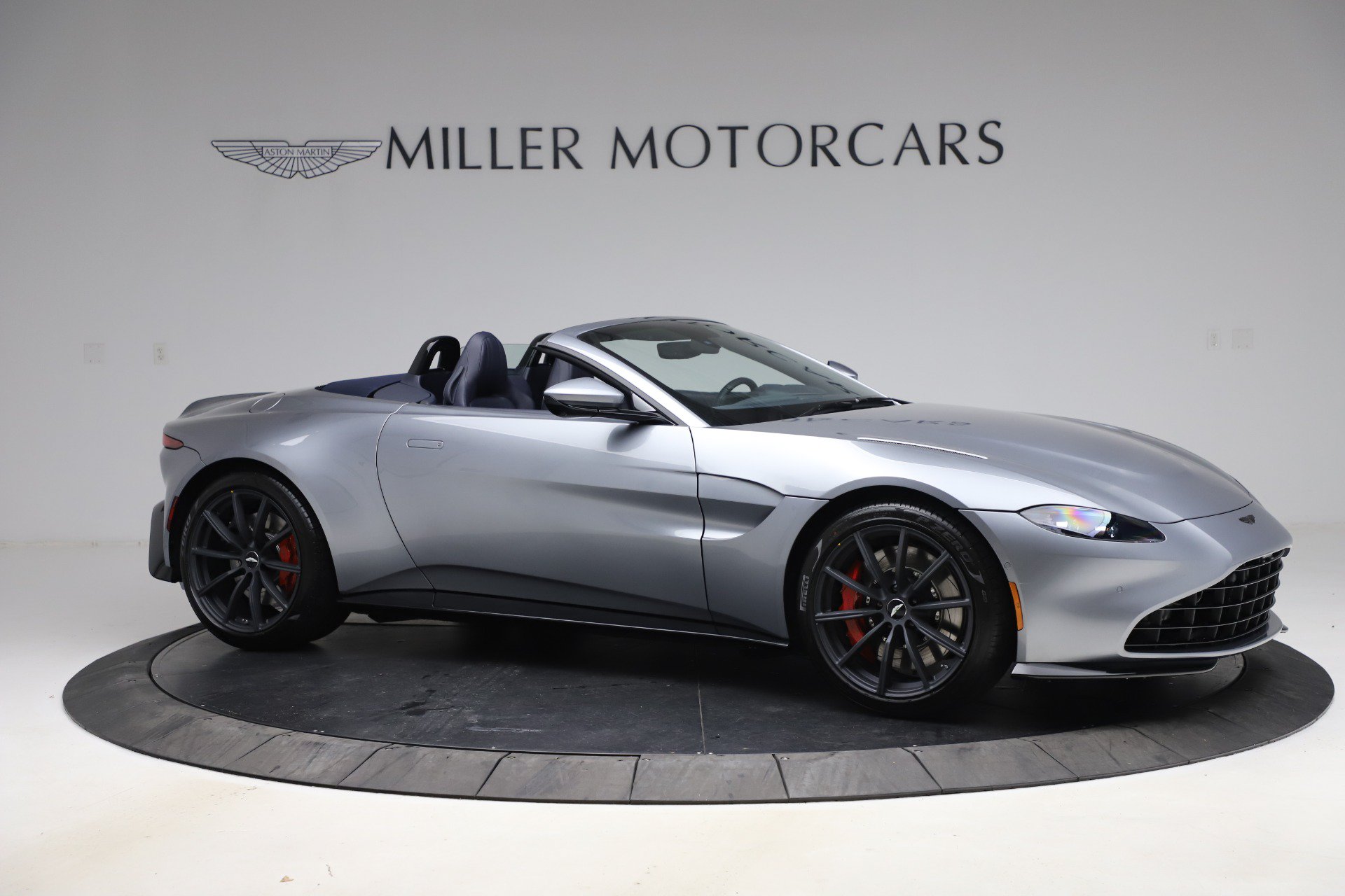 Used 2021 Aston Martin V8 Vantage Roadster RWD image 9