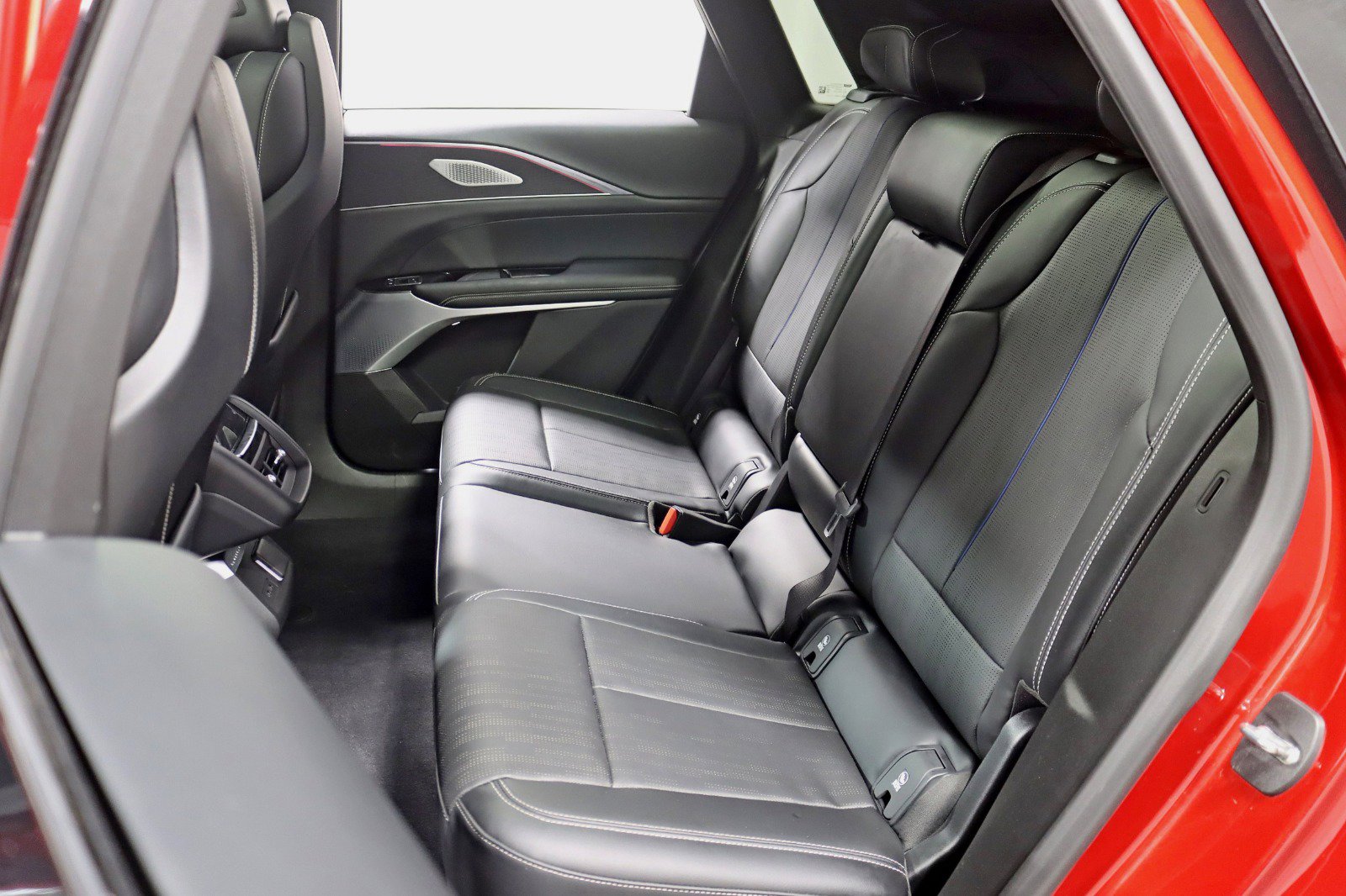 Used 2024 Cadillac Lyriq Sport RWD image 32