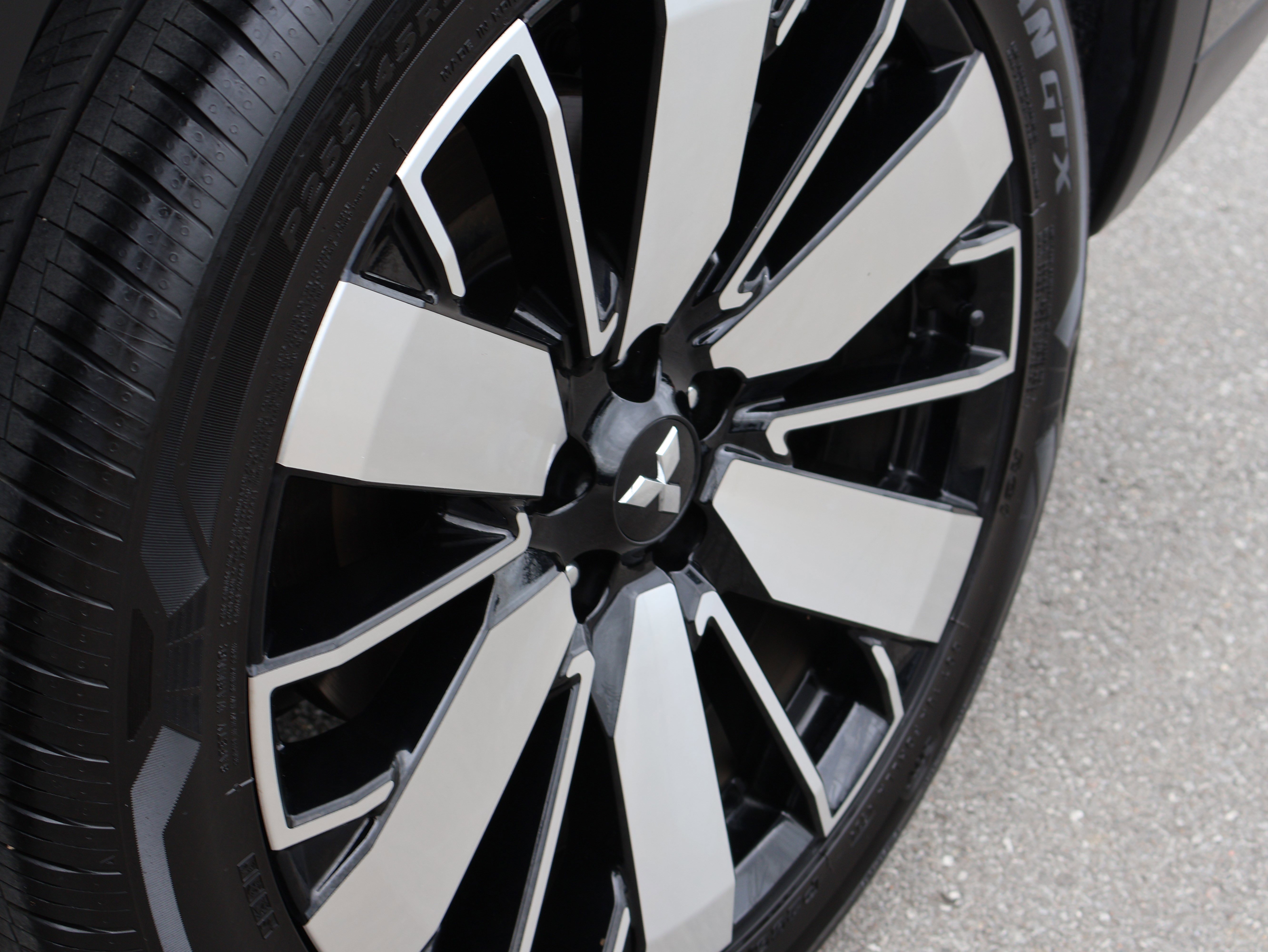 Used 2025 Mitsubishi Outlander SE image 47