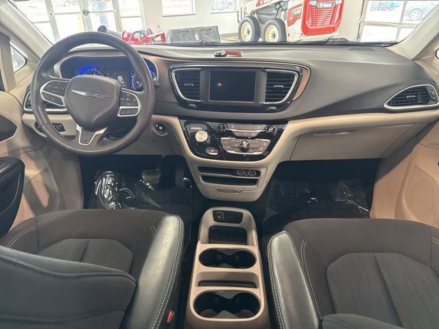Used 2023 Chrysler Voyager LX image 32