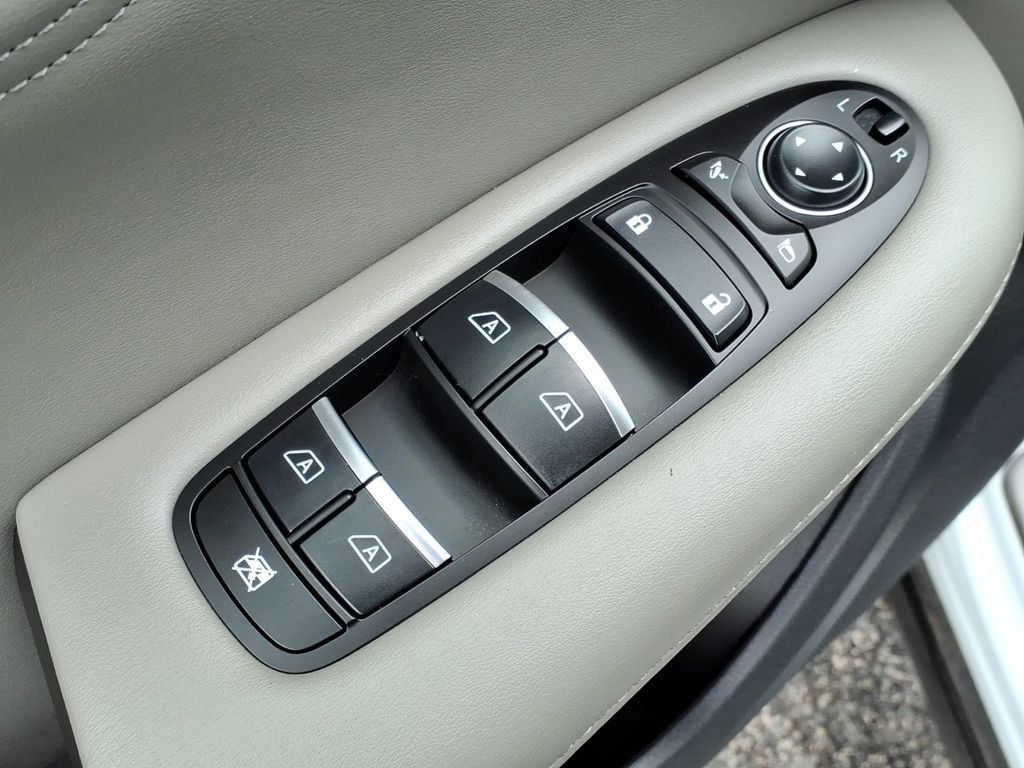 Used 2023 INFINITI QX50 Sensory image 16