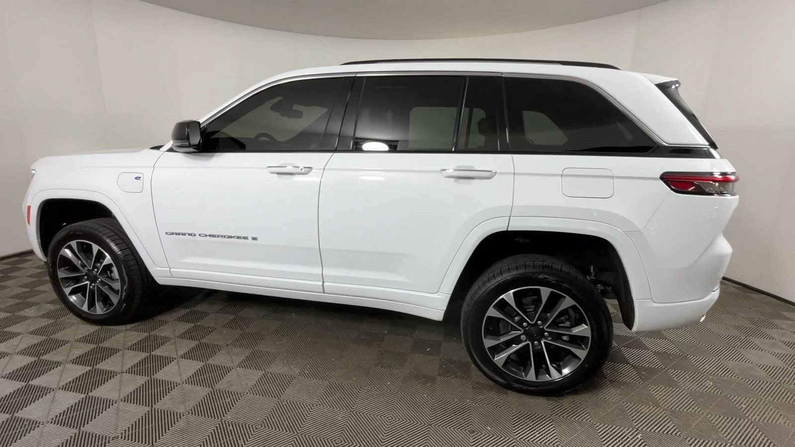 Used 2023 Jeep Grand Cherokee Overland w/ Luxury Tech Group IV AWD/4WD image 9
