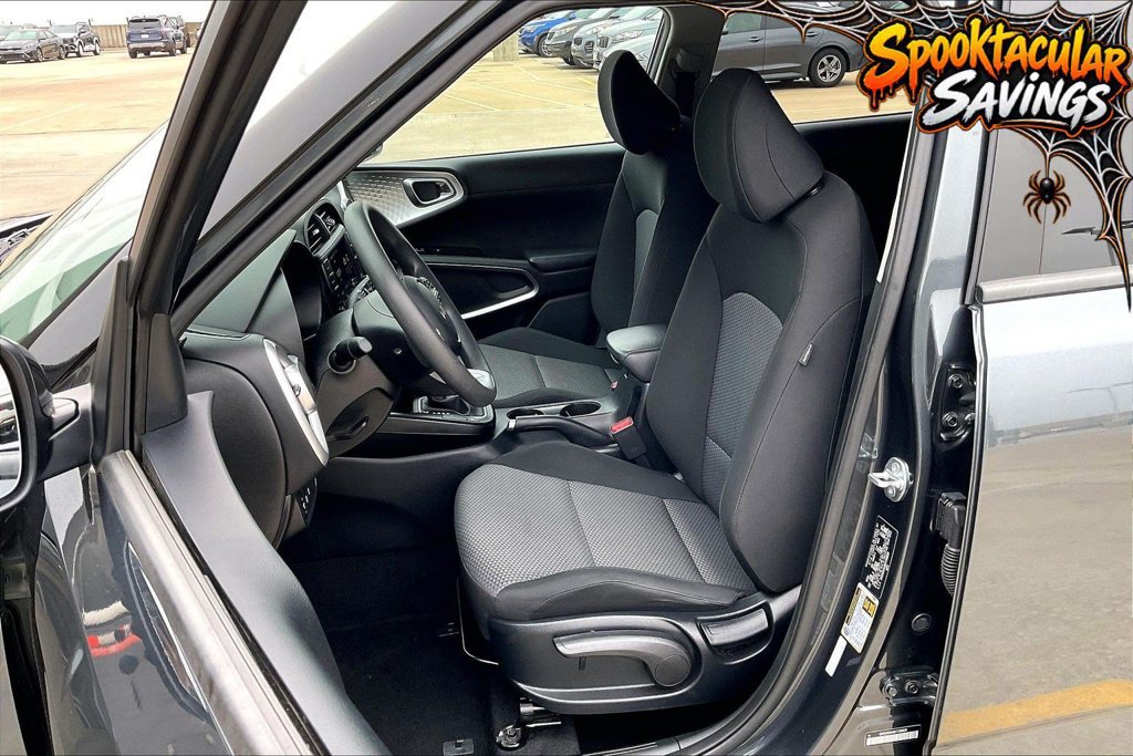 Used 2025 Kia Soul LX w/ LX Technology Package FWD image 24