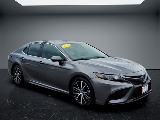 Used 2022 Toyota Camry SE w/ Cold Weather Package