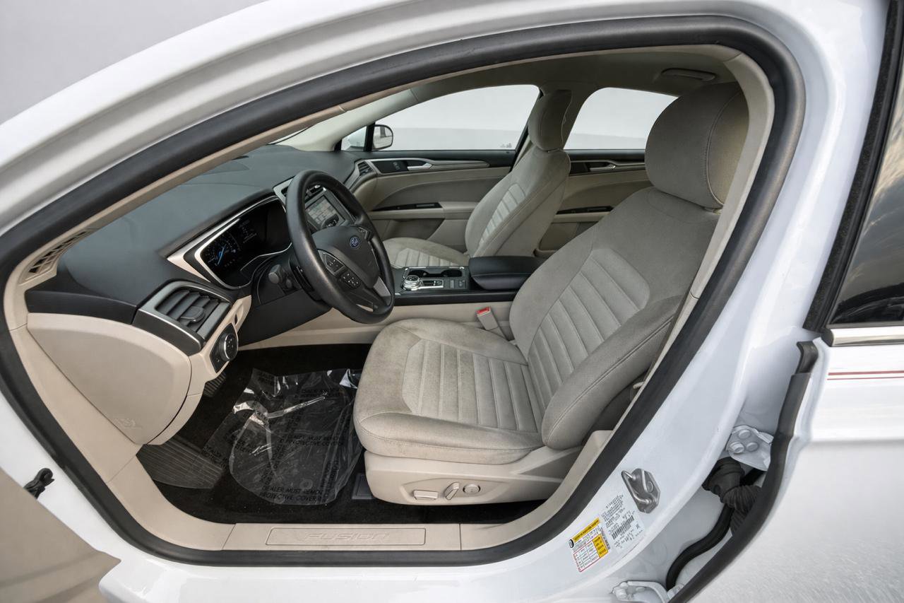 Used 2017 Ford Fusion SE w/ Fusion SE Technology Package image 8