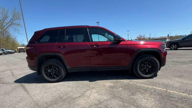 Used 2025 Jeep Grand Cherokee Altitude AWD/4WD image 9