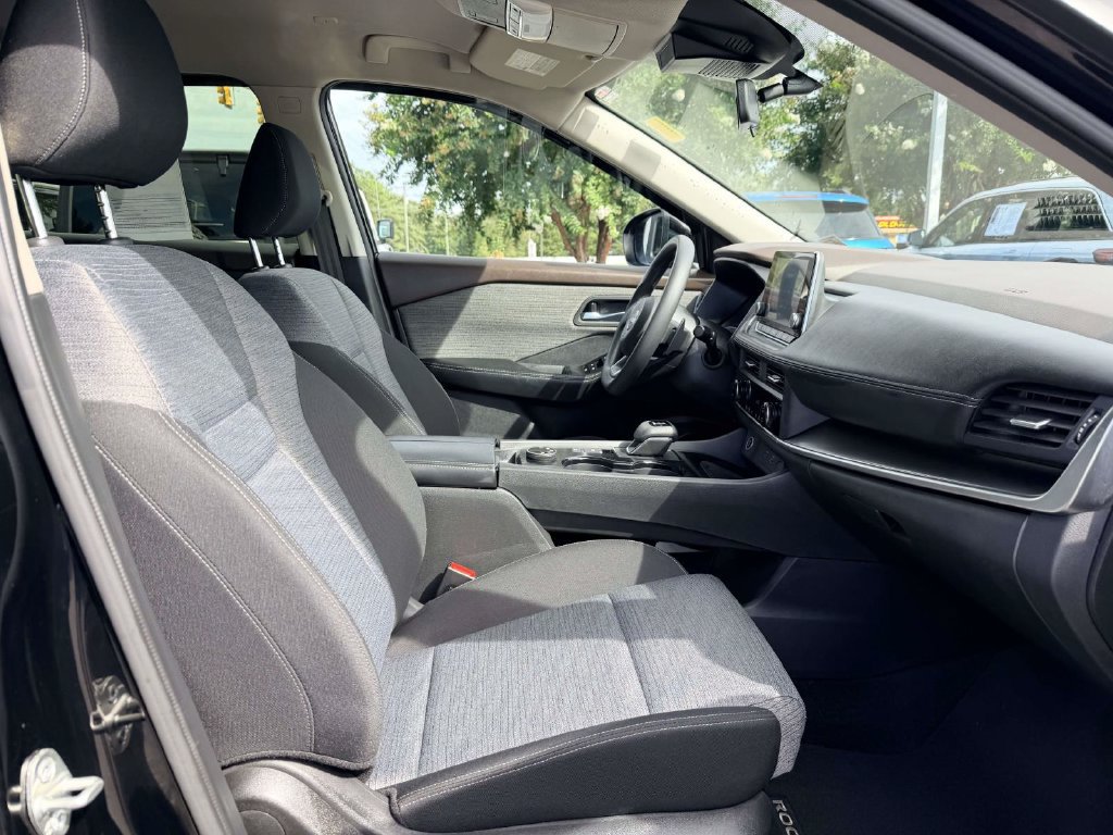 Used 2023 Nissan Rogue SV AWD/4WD image 9