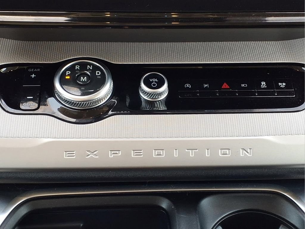 Used 2025 Ford Expedition Active RWD image 17
