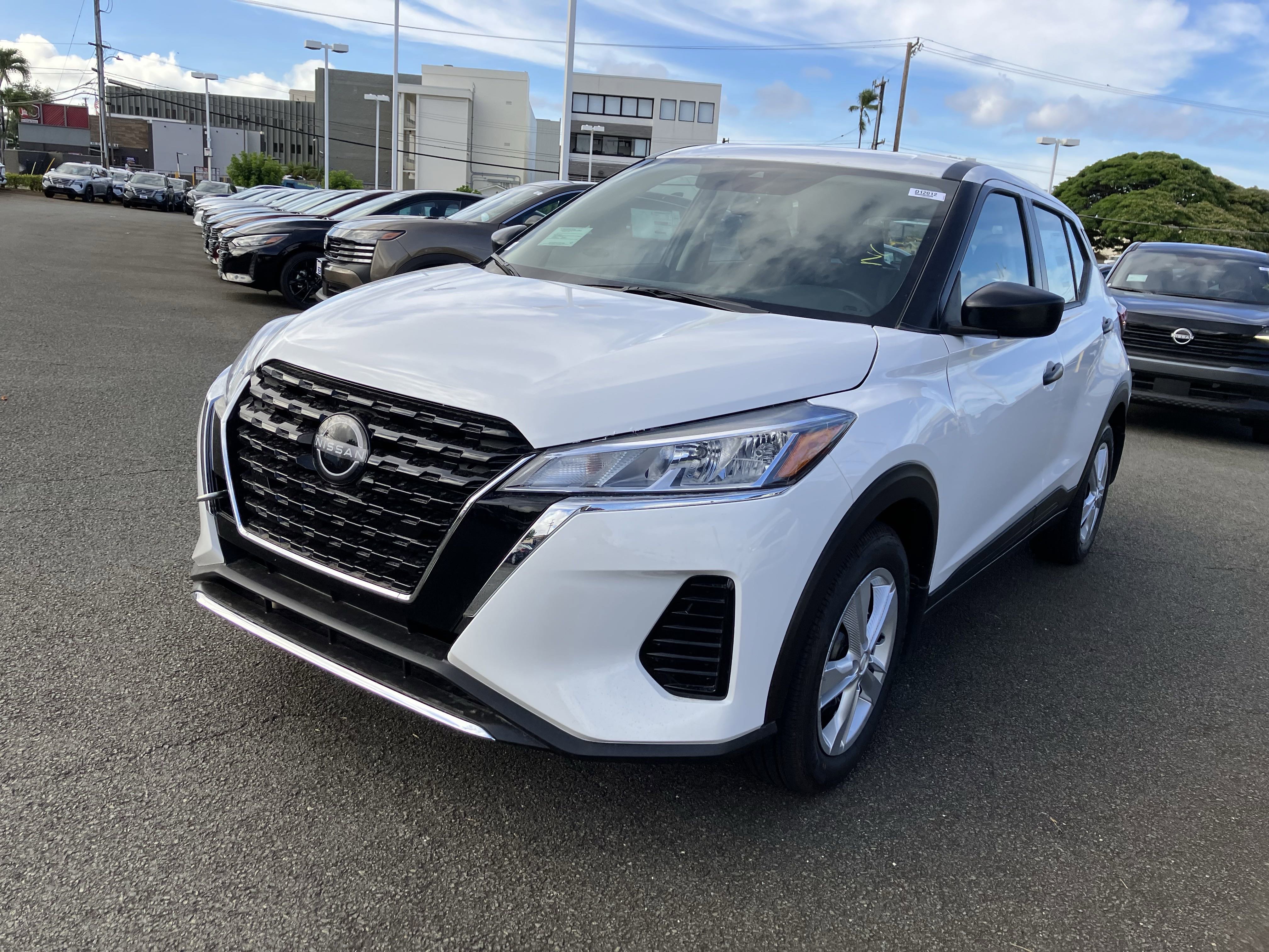 New 2025 Nissan Kicks Play S