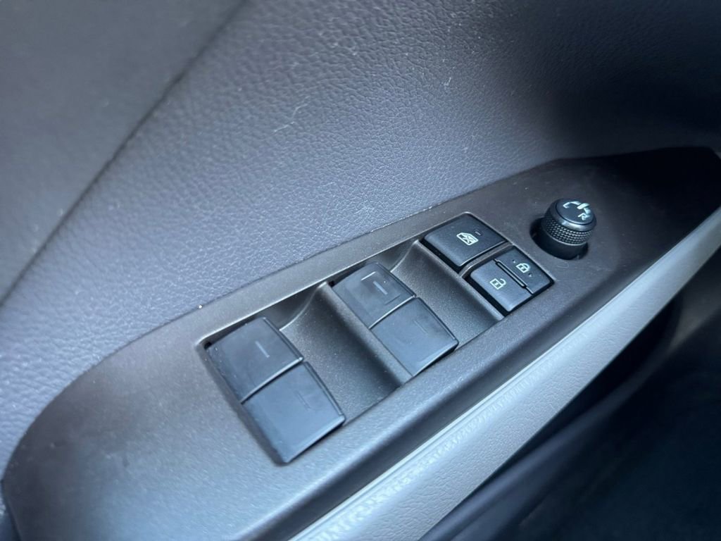 Used 2022 Toyota Camry SE image 5