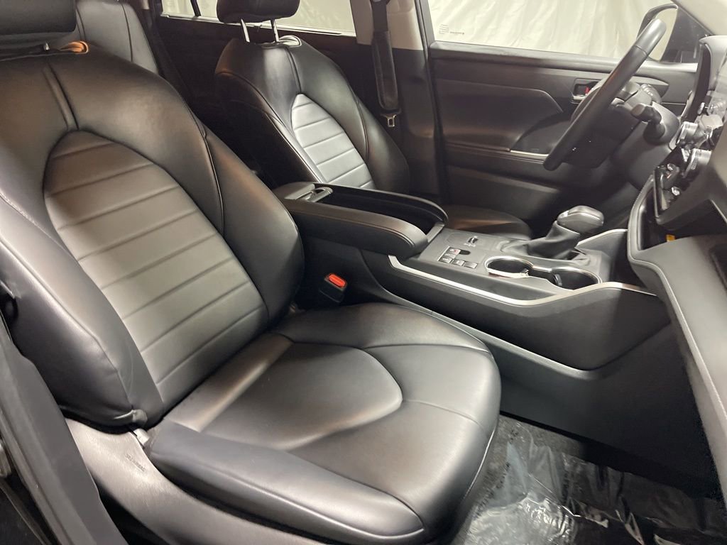 Used 2024 Toyota Highlander XLE image 9