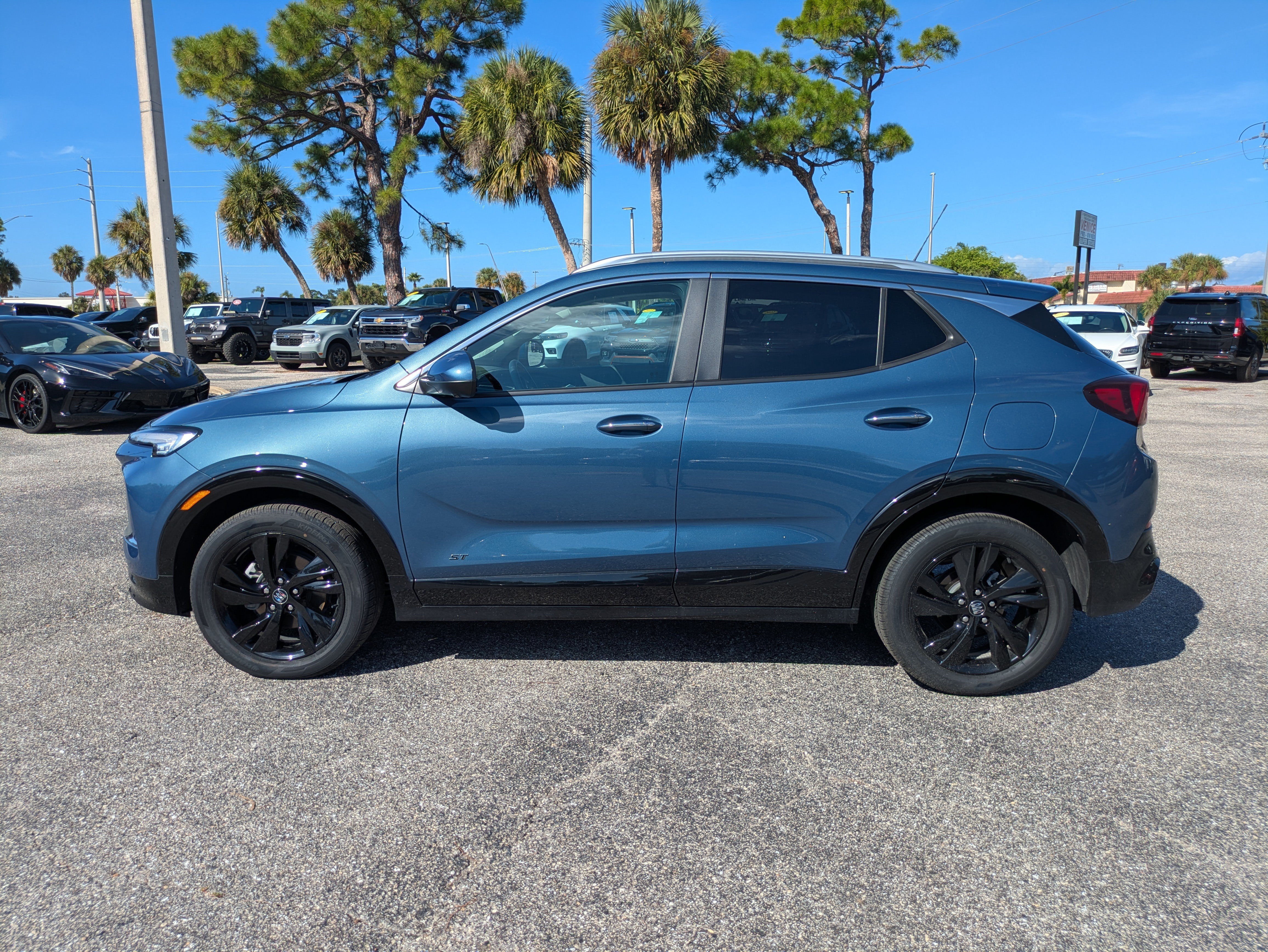 Used 2025 Buick Encore GX Sport Touring w/ Advanced Technology Package FWD image 7