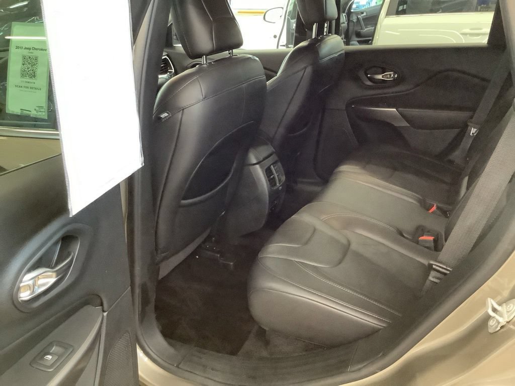 Used 2019 Jeep Cherokee Limited AWD/4WD image 14